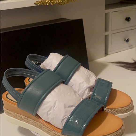 Kennth Cole amazing Sandler with wooden wedges heels very unique and attractive - Picture 6 of 15